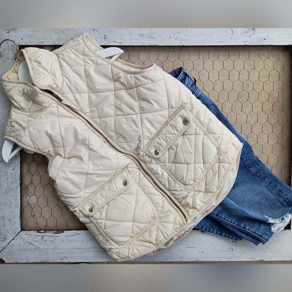 Excellent J. Crew Ivory w/gold accents quilted puffer vest